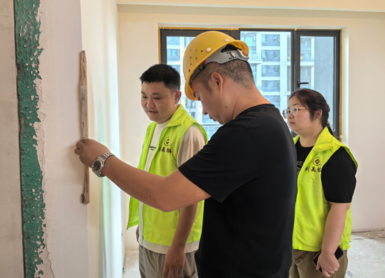 高質(zhì)量發(fā)展在常德·湖南創(chuàng)美一建裝飾在行動(dòng)｜工地巡檢：直擊漆工工藝“隱形戰(zhàn)場(chǎng)” 用標(biāo)準(zhǔn)丈量放心家！